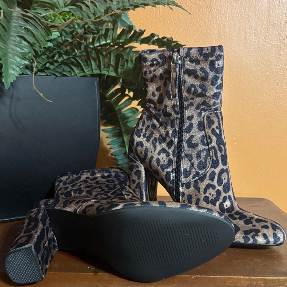 Steve Madden “Edit” Leopard Print Velvet Ankle Booties - Picture 3 of 3